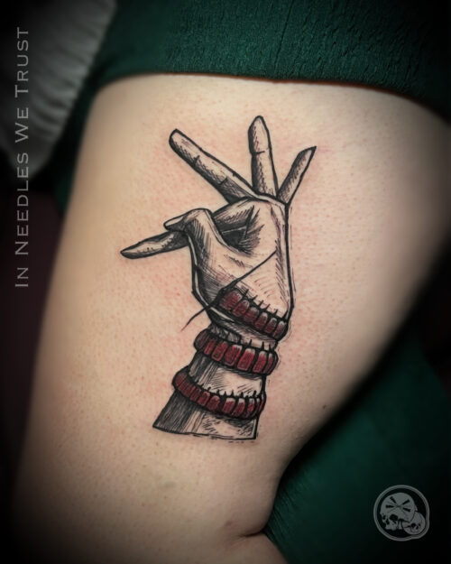 Tatouage manga inspiré de Tokyo Ghoul avec main et scolopendre rouge sur la cuisse, noir et gris, réalisé par Alex Needles à The Needles Factory, tatoueur à Boulogne-sur-Mer dans le Pas-de-Calais.