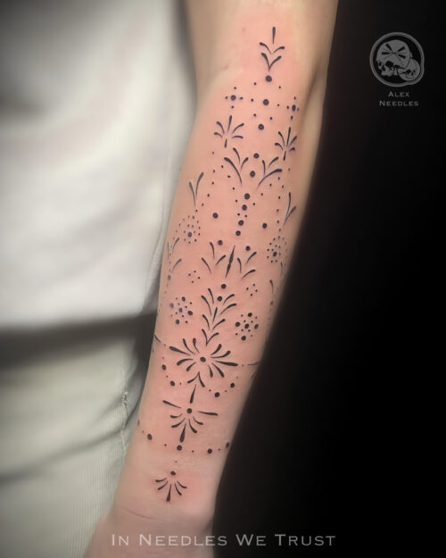 Tatouage minimaliste ornemental en dotwork sur avant-bras, réalisé à Boulogne-sur-Mer par Alex Needles – The Needles Factory.