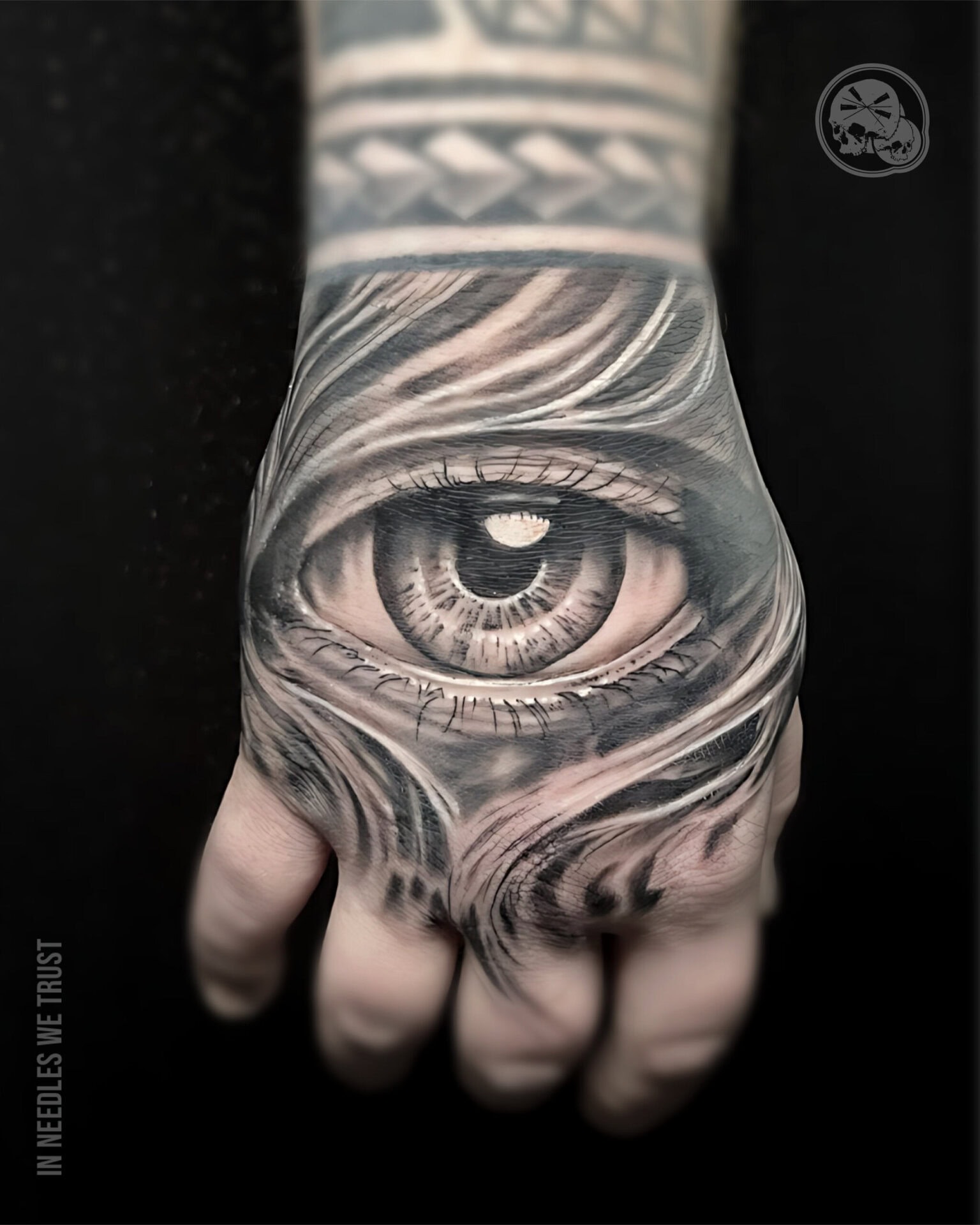Tatouage œil réaliste noir et gris sur la main à Boulogne-sur-Mer (62) — The Needles Factory