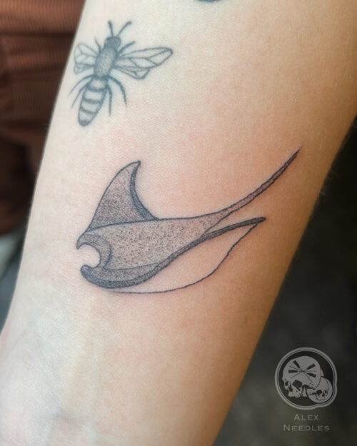 Tatouage raie manta noir et gris style minimaliste – The Needles Factory Boulogne-sur-Mer