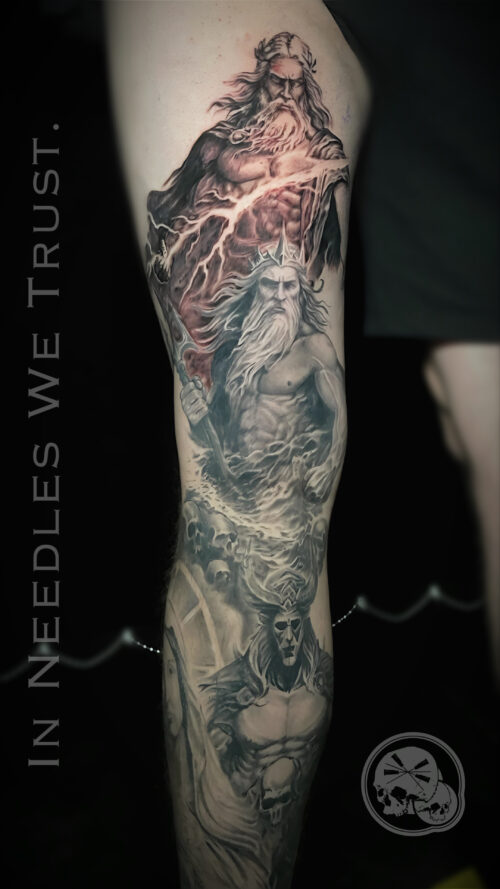 Tatouage réalisme noir et gris Zeus, Poséidon et Hadès sur l’avant-bras, réalisé par The Needles Factory à Boulogne-sur-Mer (62).