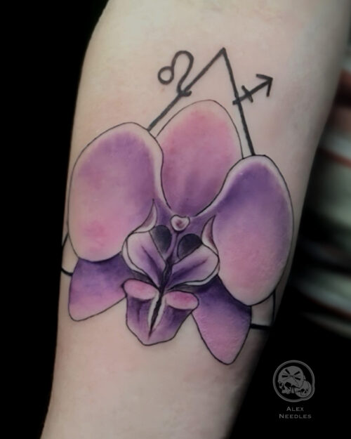 atouage orchidée violette aquarelle et géométrie, signes Lion ♌ et Sagittaire ♐, à Boulogne-sur-Mer.