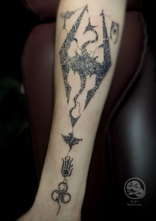 atouage Skyrim en dotwork sur l’avant-bras, logo Dragonborn et symboles, à Boulogne-sur-Mer.
