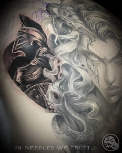 tatouage réaliste Medusa sur épaule — création Alex, The Needles Factory Boulogne-sur-Mer