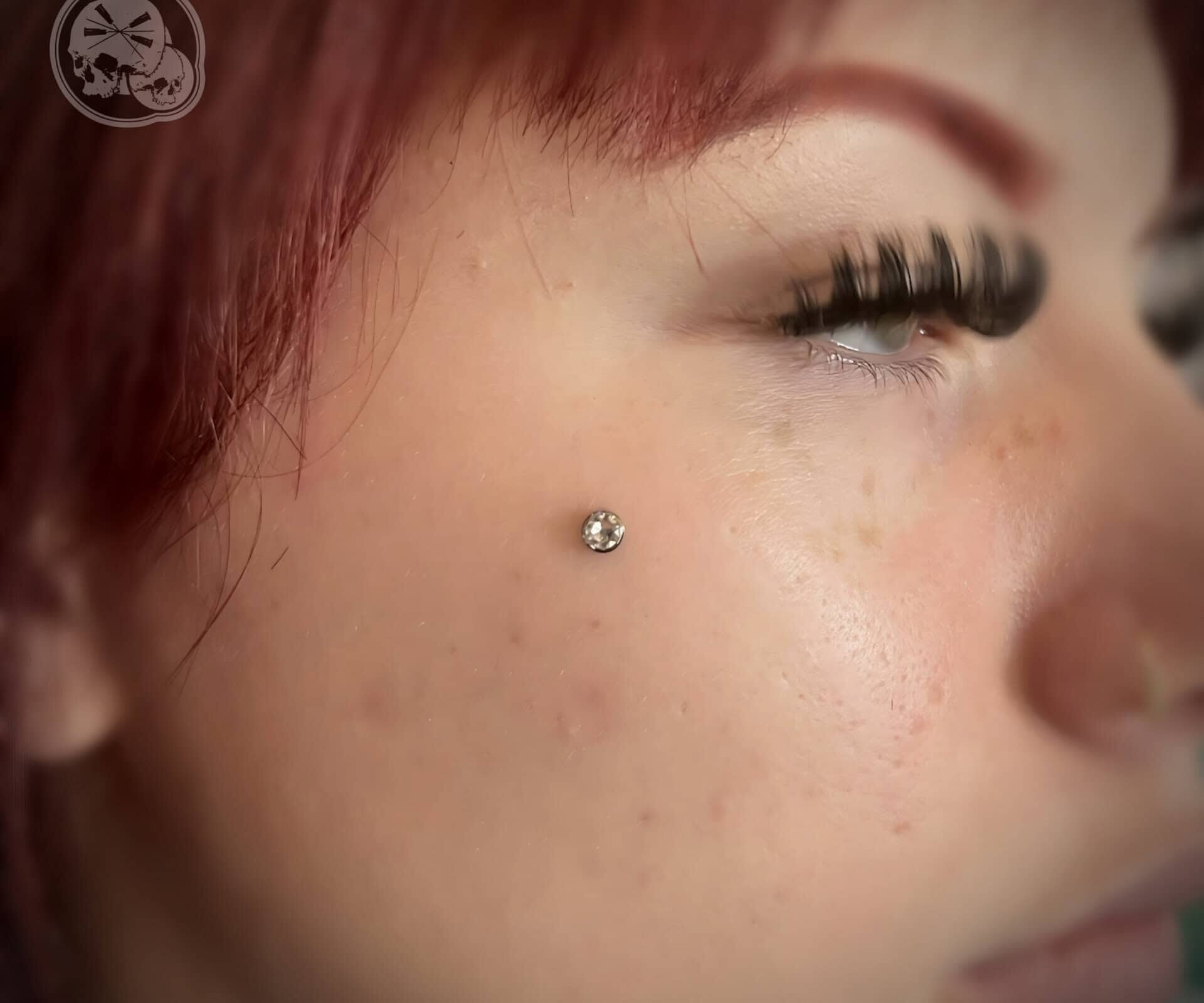 Microdermal joue avec cristal – Piercing visage Boulogne-sur-Mer | The Needles Factory Piercing réalisé à Boulogne-sur-Mer (62) en titane implant grade – The Needles Factory