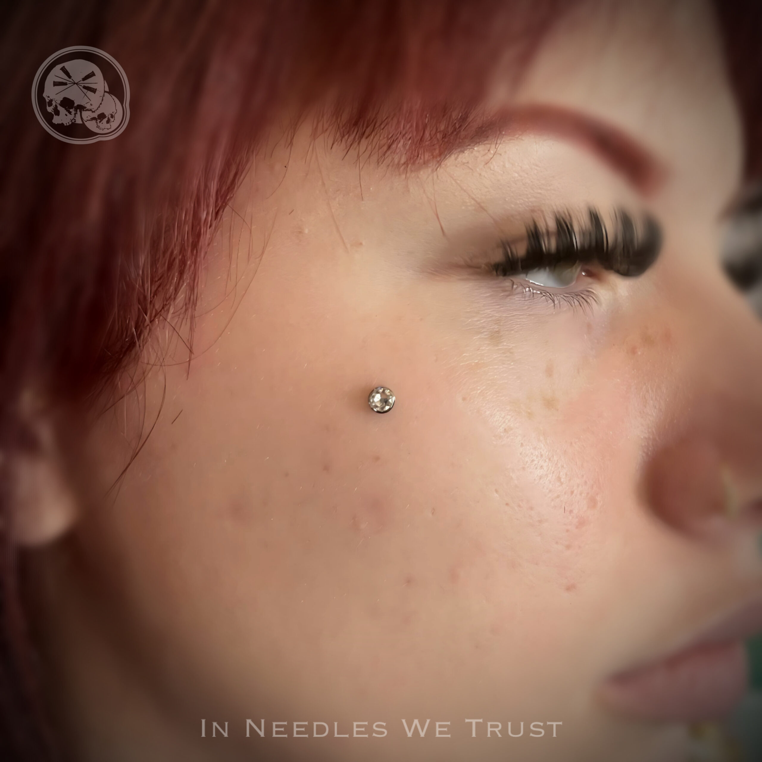 Piercing microdermal joue en titane à Boulogne-sur-Mer — The Needles Factory