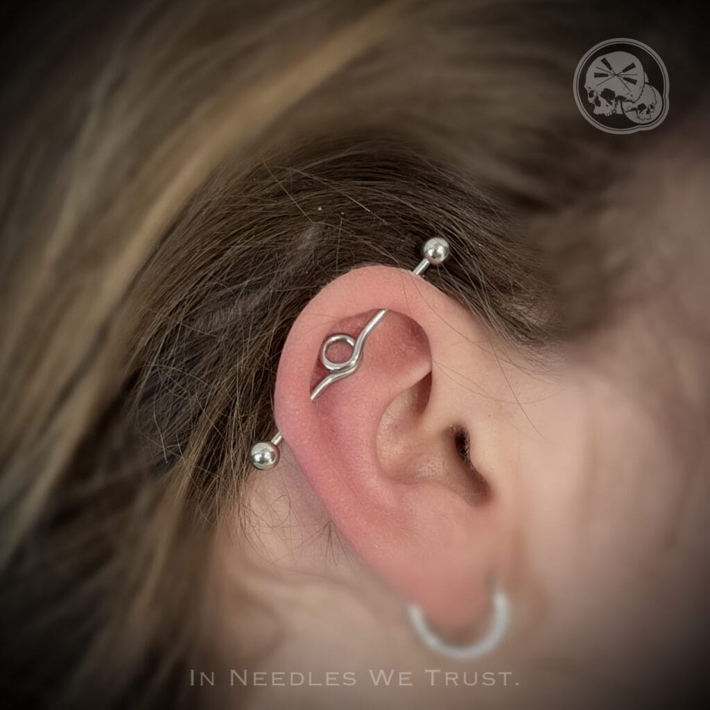Barre industrielle titane design Loop sur oreille, piercing à Boulogne-sur-Mer