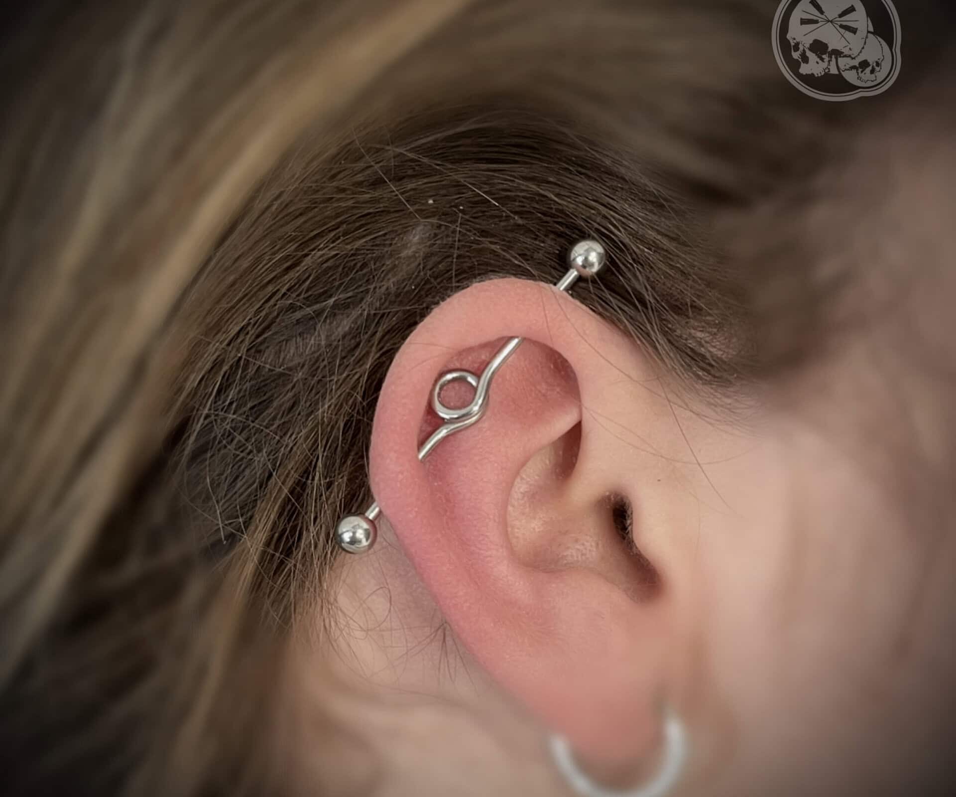 Barre industrielle titane design Loop – The Needles Factory Boulogne-sur-Mer Barre industrielle titane design Loop sur oreille, piercing à Boulogne-sur-Mer