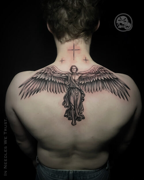 Tatouage black and grey d’un ange aux ailes déployées sur le haut du dos, réalisé par Alex Needles à Boulogne-sur-Mer (62).