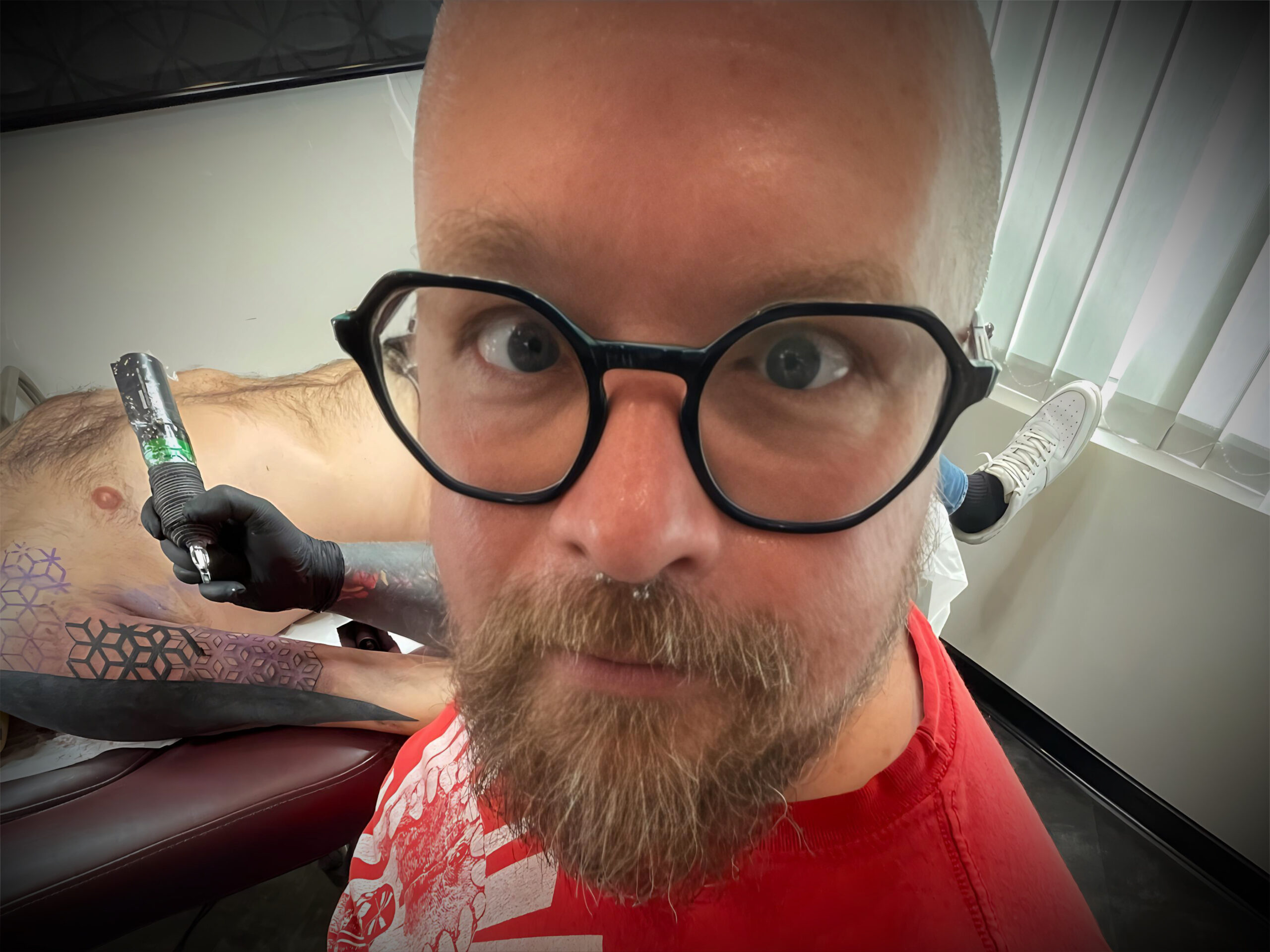 Tatoueur Alex Needles en séance de tatouage à Boulogne-sur-Mer (62) — The Needles Factory