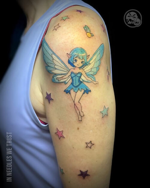 Tatouage fée style manga couleur sur épaule – Boulogne-sur-Mer (62) | The Needles Factory Tatouage fée style manga couleur sur épaule réalisé à Boulogne-sur-Mer (62) chez The Needles Factory
