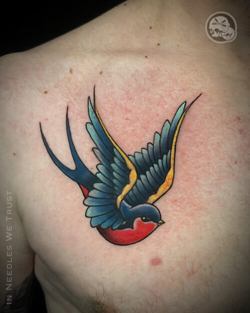 Tatouage hirondelle old school couleur – Poitrine | Boulogne-sur-Mer (62) | The Needles Factory Tatouage hirondelle old school en couleur sur la poitrine, Boulogne-sur-Mer (62)