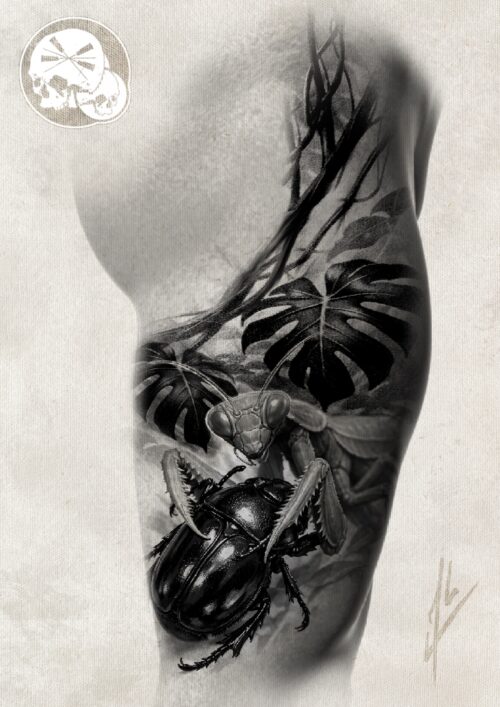 Tatouage mante religieuse & scarabée jungle – Boulogne-sur-Mer (62) | The Need Tatouage mante religieuse et scarabée noir et gris sur bras à Boulogne-sur-Mer (62) – The Needles Factory