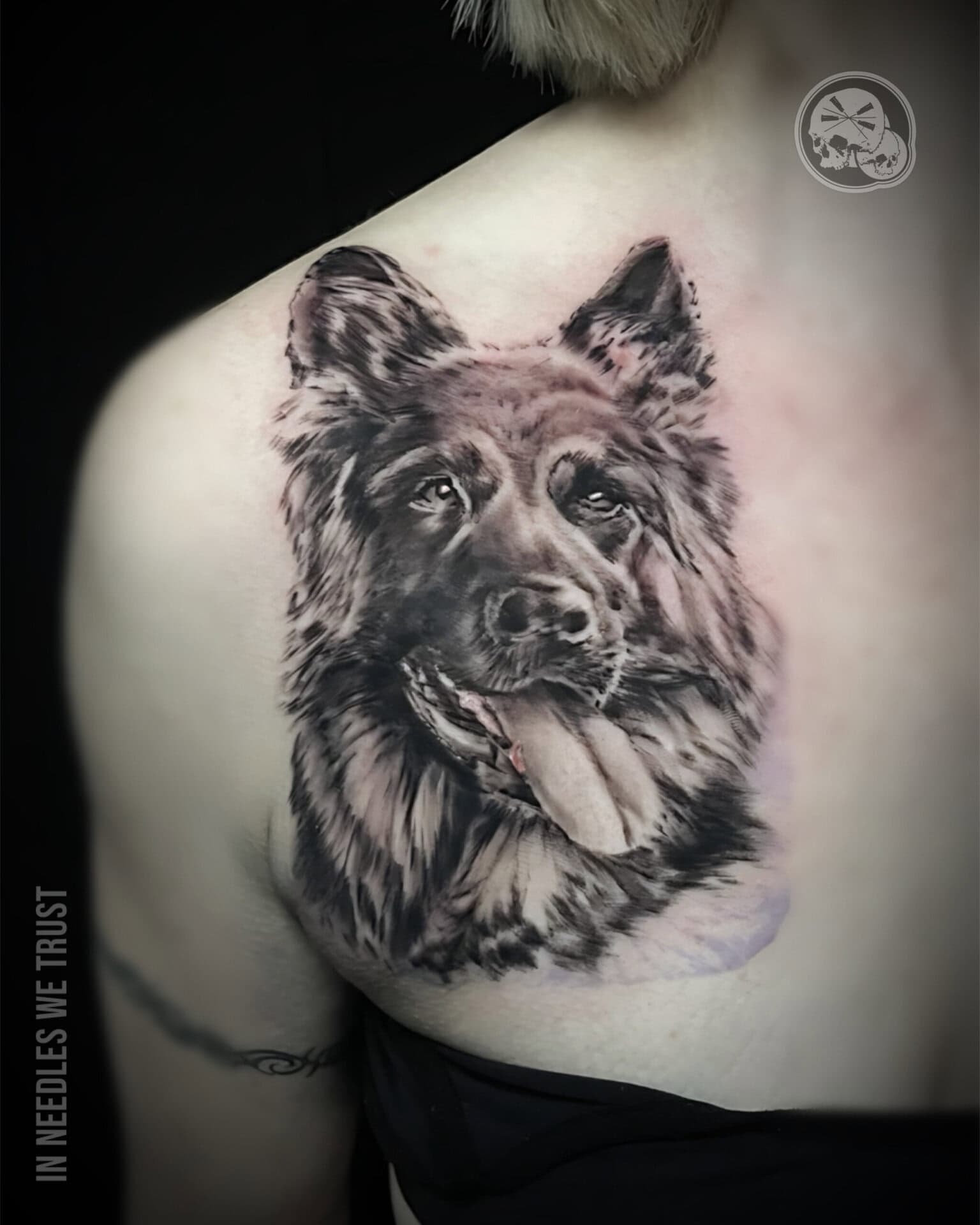 Tatouage hommage portrait réaliste de chienne sur pectoral à Boulogne-sur-Mer (62) — The Needles Factory