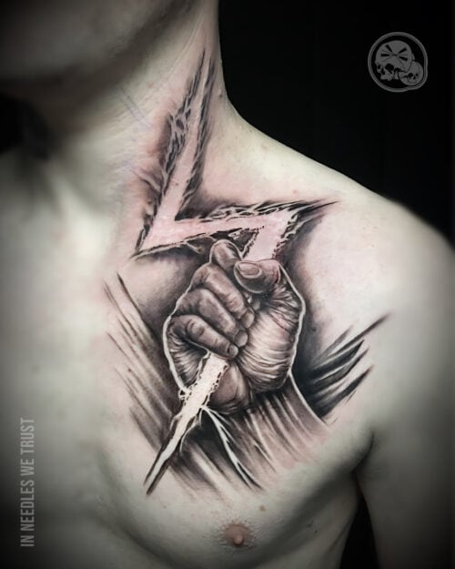Tatouage réaliste main tenant un éclair sur cicatrice – clavicule | Boulogne-sur-Mer (62) – The Needles Factory Main tenant un éclair sur une cicatrice clavicule à Boulogne-sur-Mer (62)