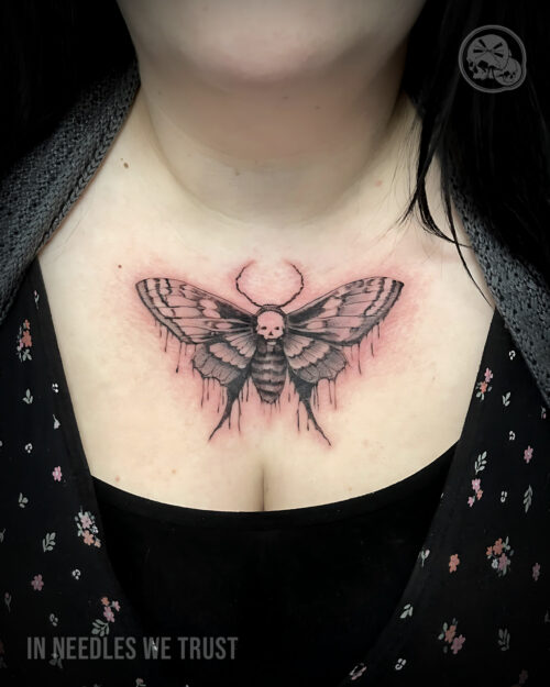 Tatouage papillon tête de mort (black & grey) sur la poitrine – Boulogne-sur-Mer (62) | The Needles Factory Tatouage papillon tête de mort en black & grey sur la poitrine à Boulogne-sur-Mer (62)