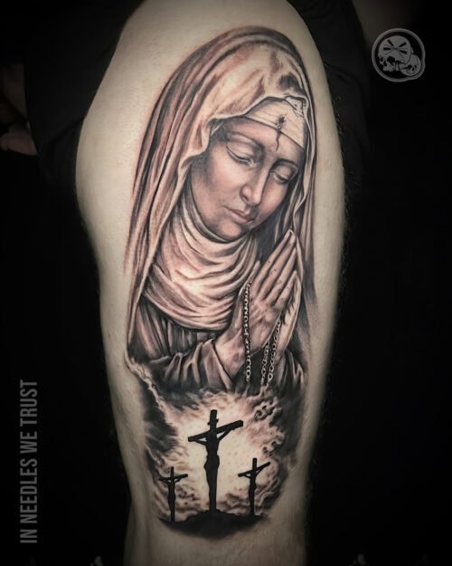 Tatouage Sainte Rita, sainte des causes perdues (réalisme noir et gris) – Boulogne-sur-Mer (62) | The Needles Factory Tatouage Sainte Rita (causes perdues) en noir et gris sur cuisse à Boulogne-sur-Mer (62)