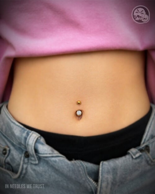 Piercing nombril en titane PVD gold avec bijou brillant à Boulogne-sur-Mer (62)