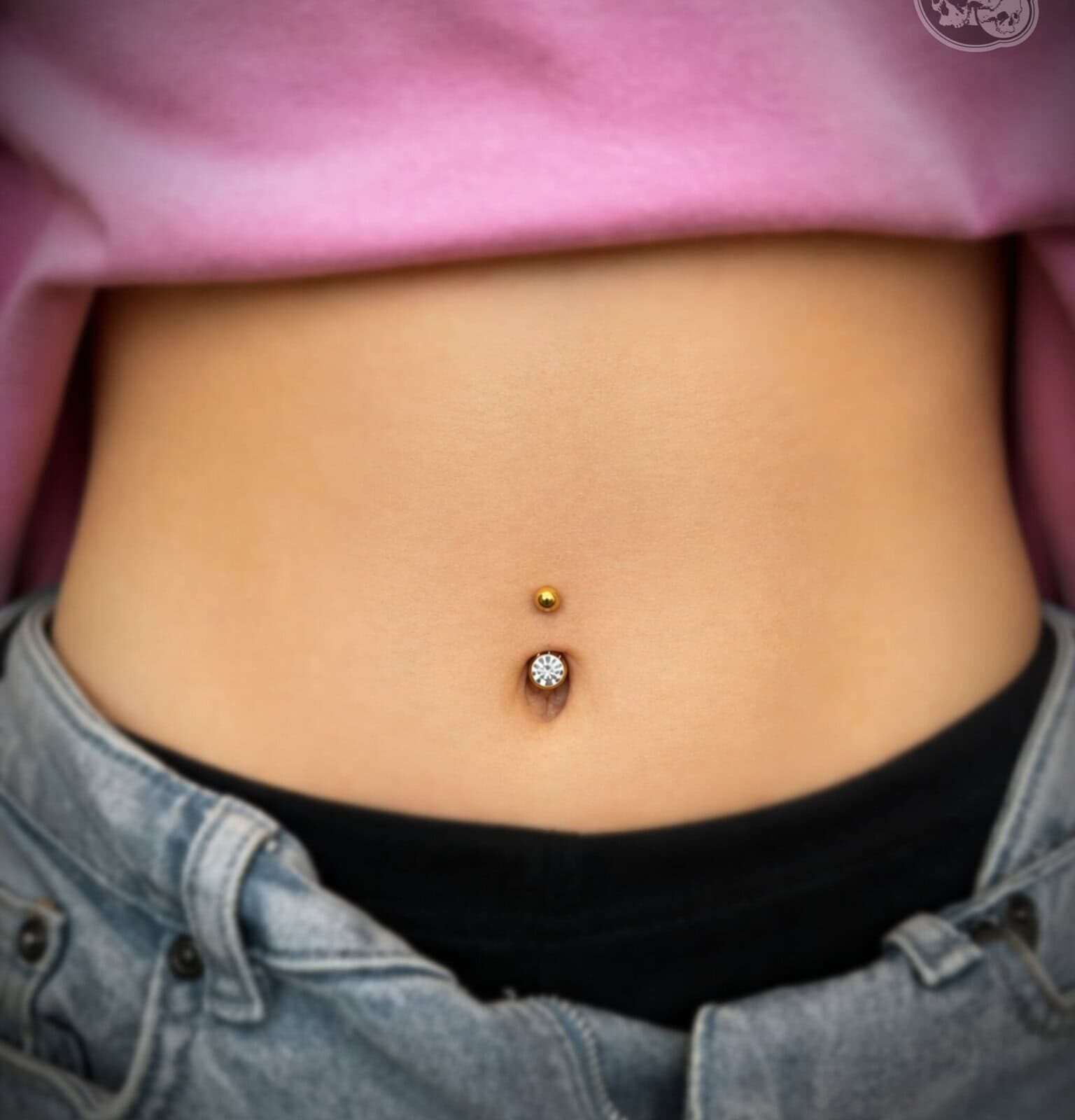 Piercing nombril titane PVD gold – Boulogne-sur-Mer (62) | The Needles Factory Piercing nombril en titane PVD gold avec bijou brillant à Boulogne-sur-Mer (62)