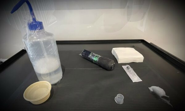 Poste de tatouage préparé avec matériel stérile à Boulogne-sur-Mer (62)