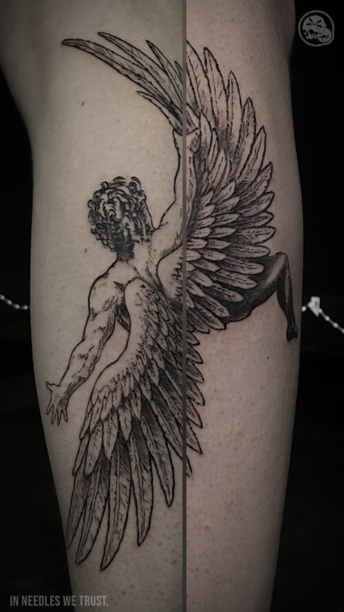 Tatouage ange en chute noir et gris sur cuisse – Boulogne-sur-Mer (62) | The Needles Factory Tatouage ange en chute avec ailes détaillées sur cuisse à Boulogne-sur-Mer (62)