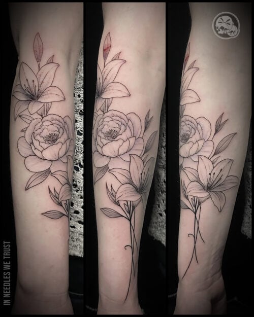 Tatouage floral en fine line avec lys et pivoine sur l’avant-bras à Boulogne-sur-Mer (62)