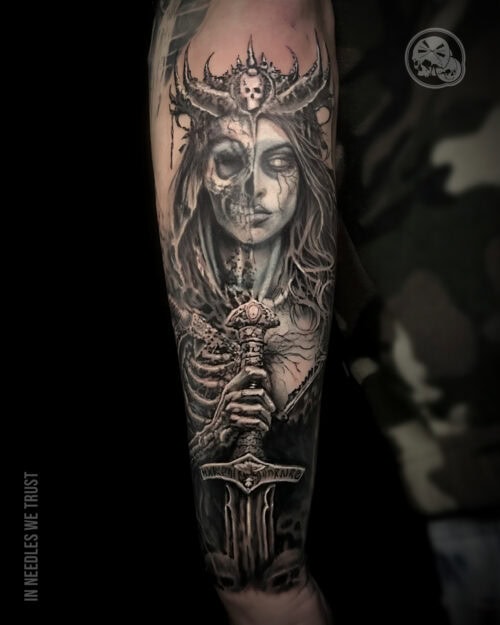 Cover-up dark fantasy avec femme, crâne et épée sur l’avant-bras