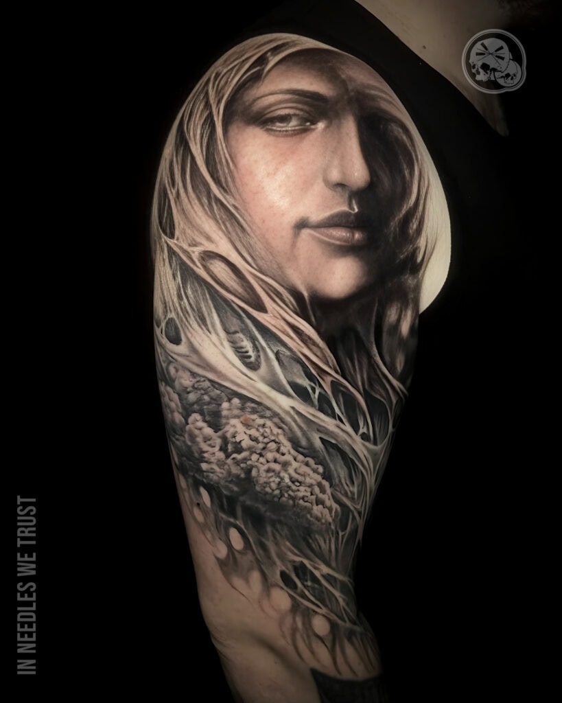 Tatouage portrait réaliste noir et gris sur bras à Boulogne-sur-Mer