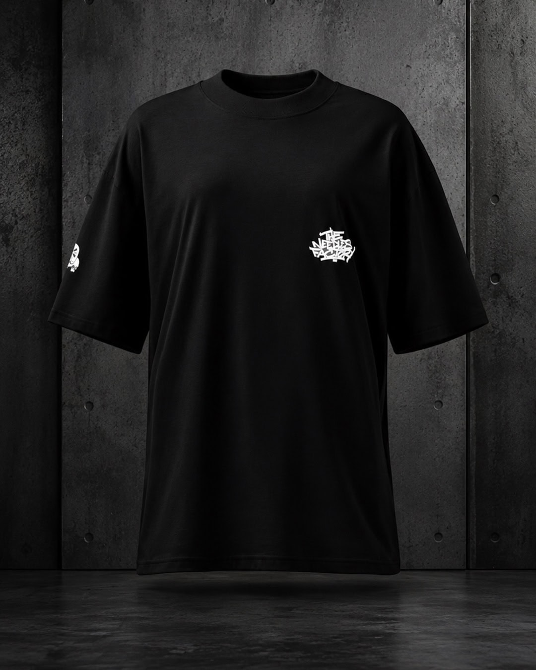 T-shirt noir The Needles Factory avec logo poitrine et emblème sur manche