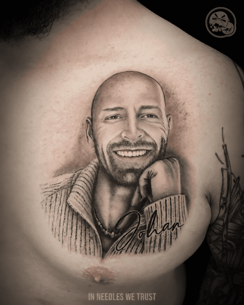 Tatouage portrait réaliste noir et gris sur torse – Boulogne-sur-Mer (62) | The Needles Factory Tatouage portrait réaliste noir et gris sur le torse avec lettrage manuscrit