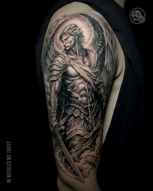 Tatouage d’archange réaliste noir et gris sur bras à Boulogne-sur-Mer (62)