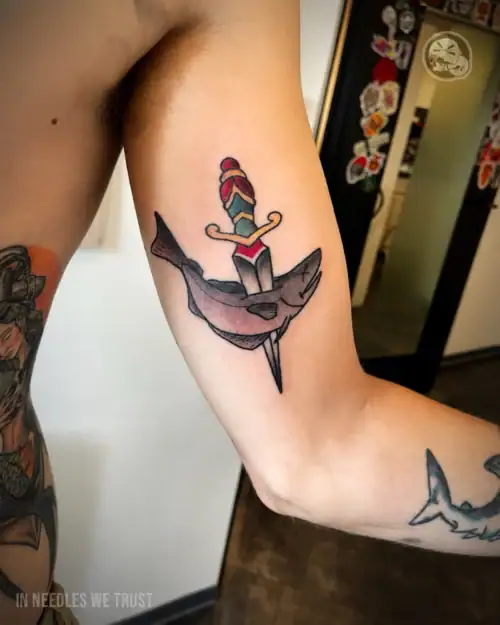 Tatouage d’un lieu noir et d’une dague sur le bras à Boulogne-sur-Mer (62) – The Needles Factory