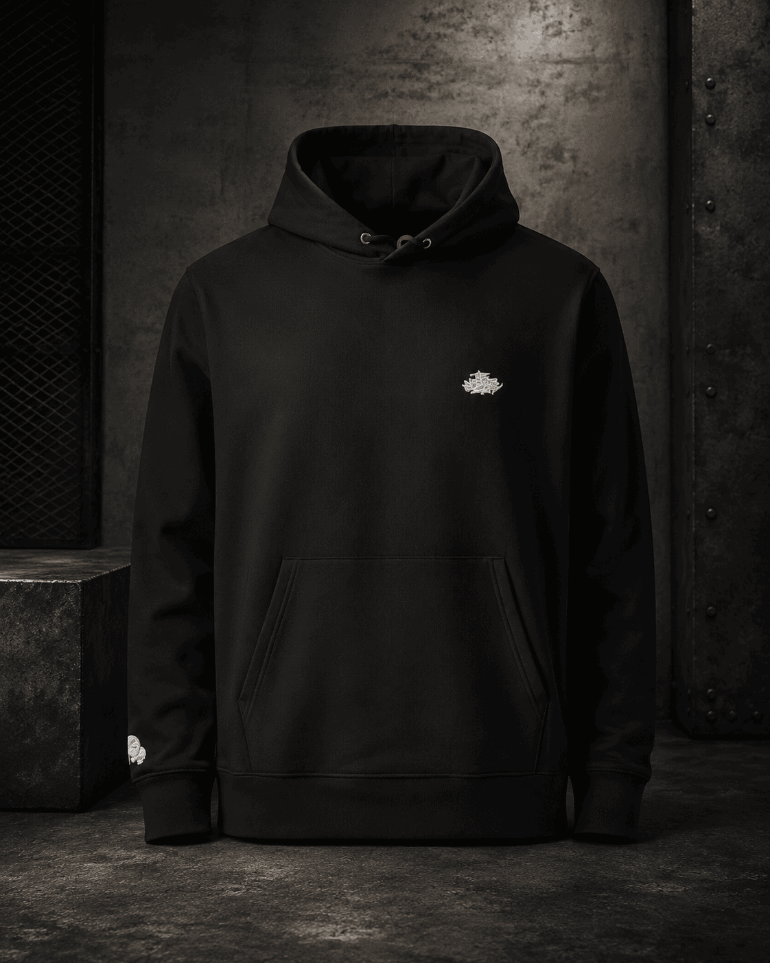 Sweat à capuche noir The Needles Factory avec logo poitrine sur fond industriel