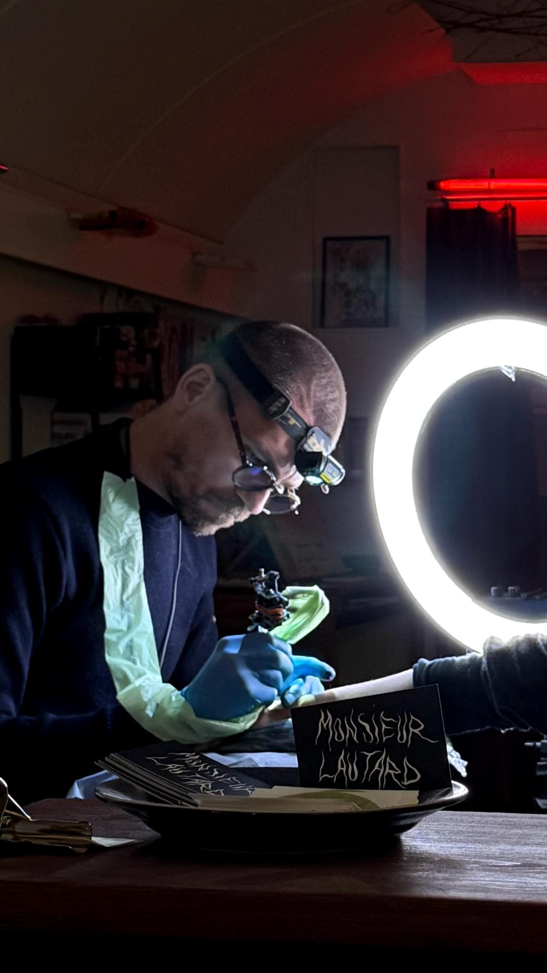 Monsieur Lautard tatouant dans son atelier