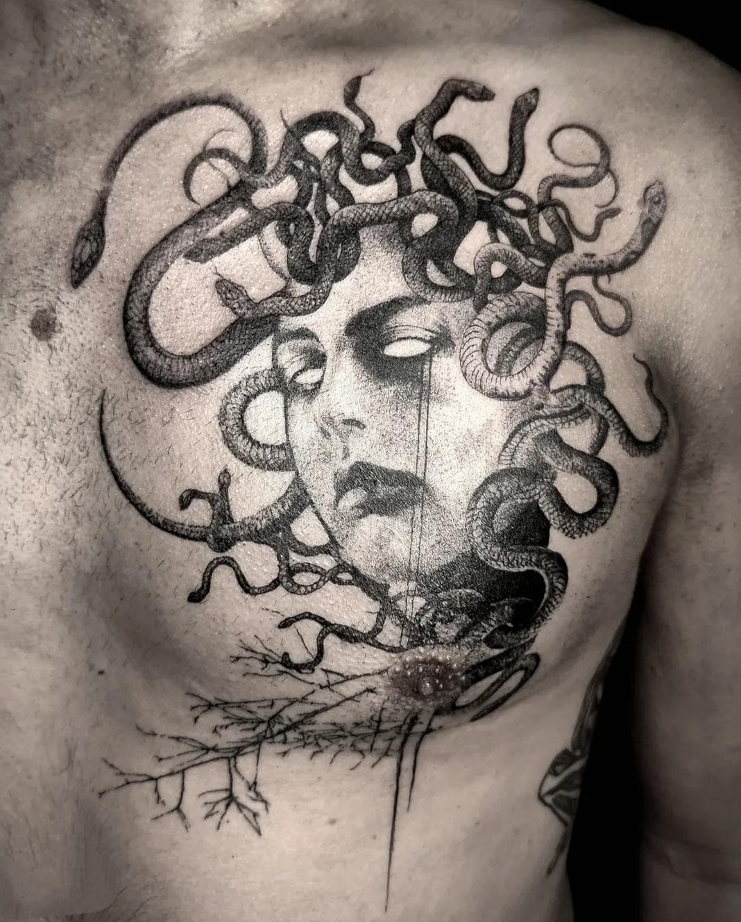 Tatouage de Méduse et serpents sur le torse