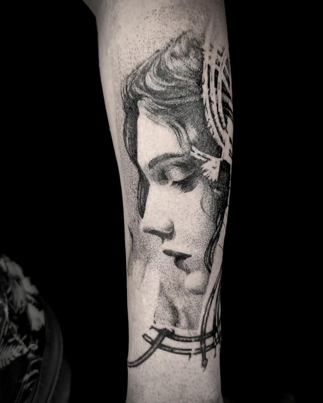 Portrait de femme graphique tatoué sur l’avant-bras