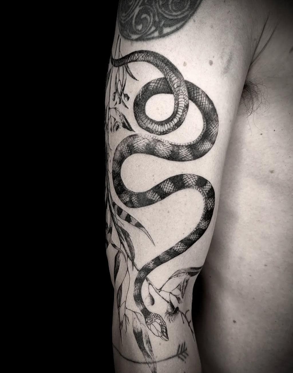Tatouage de serpent graphique en blackwork sur le bras