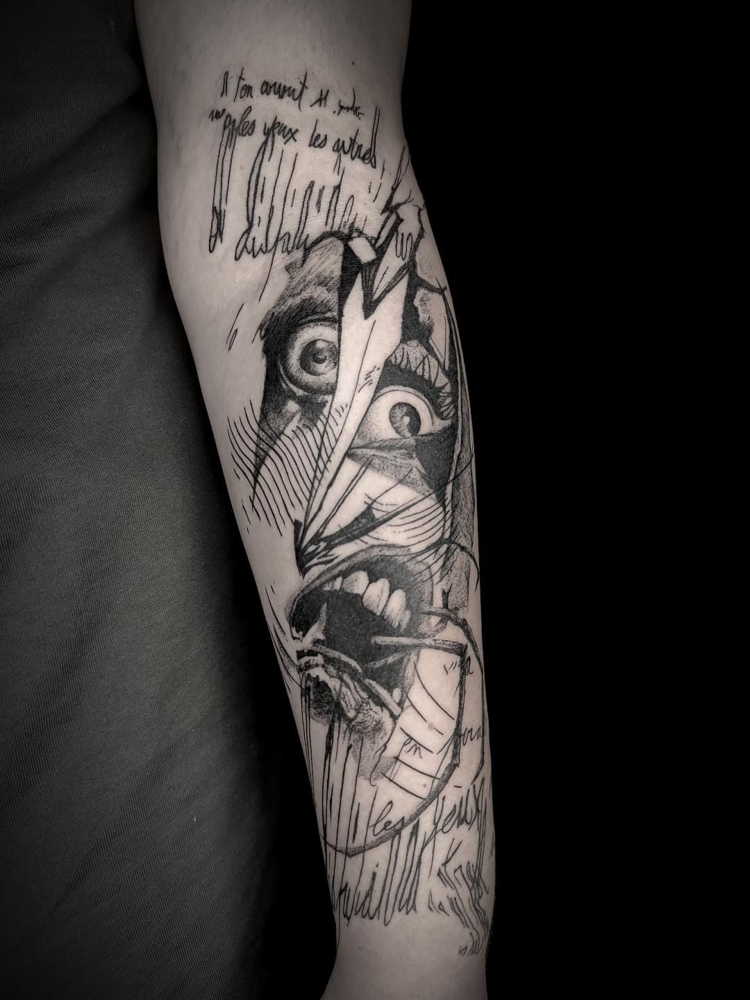 Tatouage graphique de visages en collage sur avant-bras par Monsieur Lautard